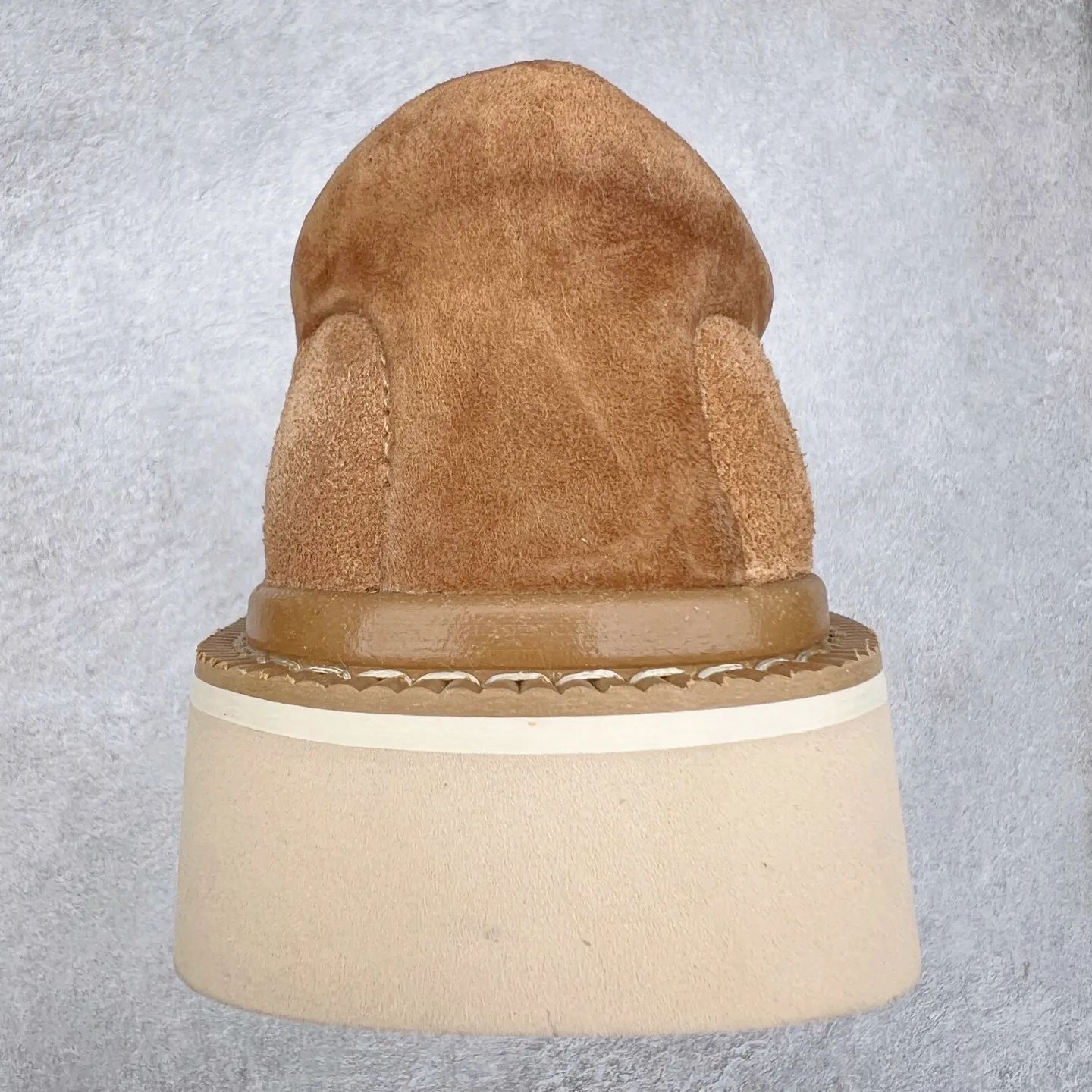 Pick up locally 💰600 UGG 6913 Tasman Lug suede round toe lightweight low-top lifestyle casual shoes. All shoes are made from the same factory as ZP. Longfeng A-grade Australian imported sheepskin and wool are integrated. Brand OEM production line fully follows the ZP process. OEM original pattern maker adheres to the principle of no original shoes and no development selection. Pay attention to every detail. The most authentic version on the market TREADLITE "Light Wing" technology outsole Lightweight/durable/flexible/pile size: 40 41 42 43 44 Coding: yby2936060